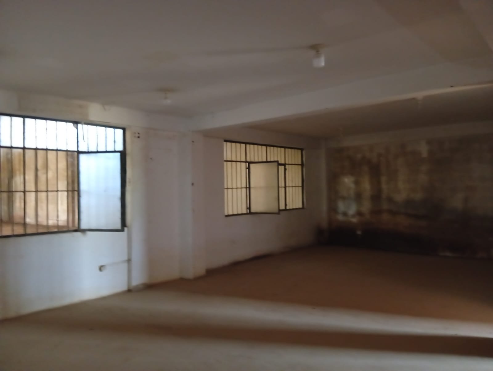 Ambiente interior con ventanas y área elevada