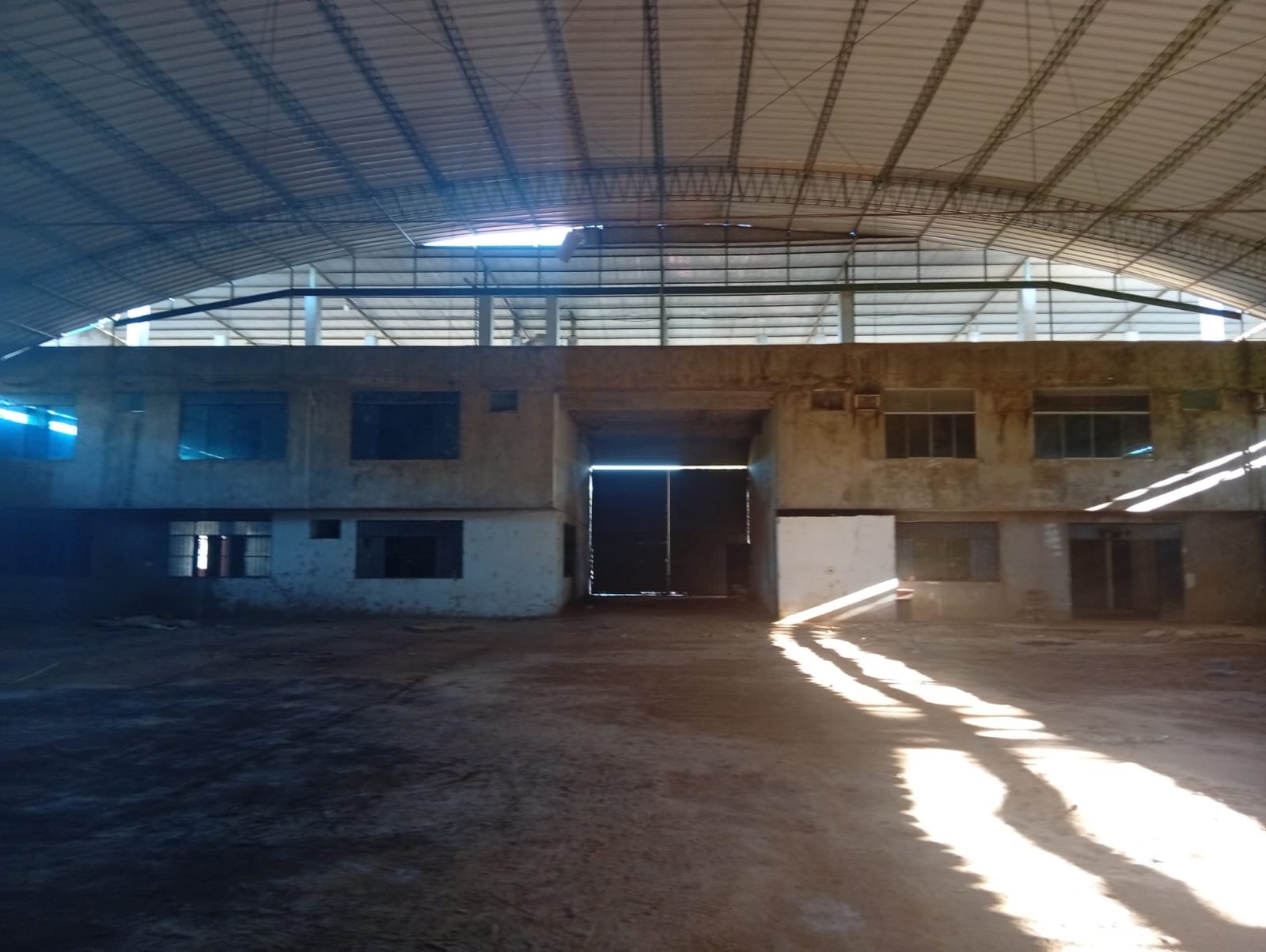 Interior amplio del almacén industrial