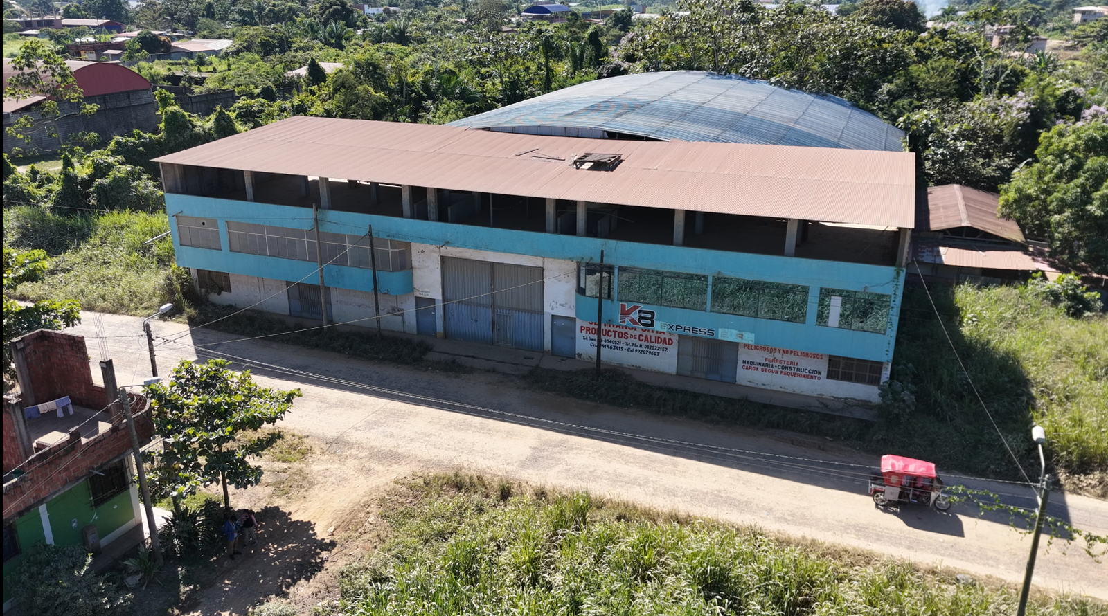 Vista aérea de la casa comercial e industrial cerca del Mercado Sinchi Roca